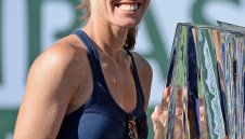 Хингис отново падна, но Швейцария бие