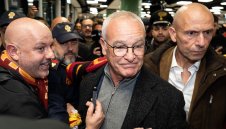 Феновете на Рома посрещнаха Раниери на летището (ВИДЕО)