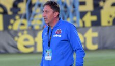 Монтана скъса с треньора