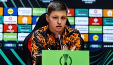 Красавица дари украински национал с принцеса + СНИМКИ