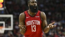 Хардън спря Кауай в края и Хюстън се измъкна срещу Раптърс