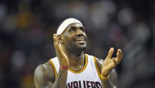 ЛеБрон подписа с „Найки“ до живот