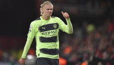 Манчестър Сити измъна победата над Палас след подарък