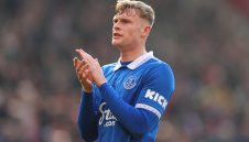 Червените дяволи хвърлиха око на защитник от Евертън