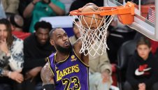 ЛеБрон ще играе до 42! Лейкърс му дават 3-годишен договор