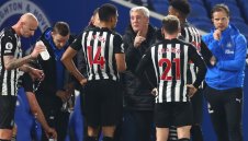 Нюкасъл не смята да уволнява Стив Брус, засега