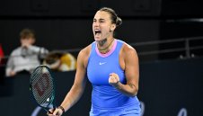 Сабаленка се измъкна в драма в Берлин и крачи към финала