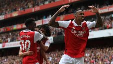 Арсенал наказа Евертън, но не дочака чудо