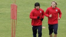 Кике Флорес праща Форлан на пейката