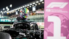 Хамилтън с нова победа, Макс втори, но вече води само с 8 точки