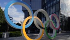 Япония води по медали в Париж