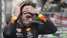 Драма в Джеда! Макс подари полпозицията на Люис след грешка в края