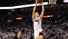 Маями разби Шарлът и продължава напред