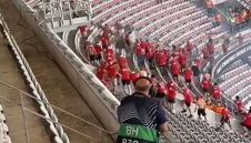 Фен се бори за живота си след жестокото меле на Ница - Кьолн + ВИДЕО