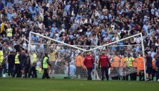 Скандал в Англия! Фенове на Сити удариха вратаря на Вила