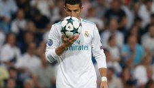 Роналдо с нов рекорд, задмина Меси по дузпи в Шампионската лига