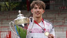 Бибишков започна да рине трофеи с Юве