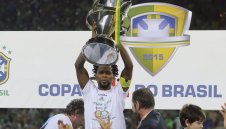 За класата няма възраст - Зе Роберто вдига купи и на 41