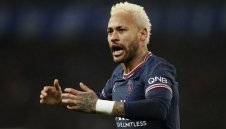 Неймар се нацупи, сърдит е от отношението на феновете на ПСЖ