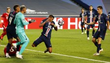 Челси с оферта за Тиаго Силва 