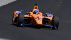 Алонсо невредим след катастрофа в Индианаполис