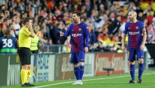 Меси показа на рефера колко е неадекватен + ВИДЕО и СНИМКИ