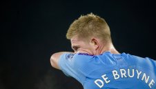 Шест "акули" се въртят около Де Бройне