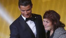 Майката на Роналдо го отписа за Златната топка