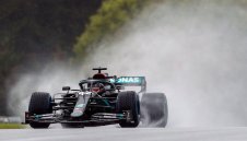 Хамилтън с полпозишън в дъжда