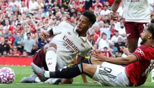 Бивш съдия: Нямаше дузпа за Ман Юнайтед в дербито