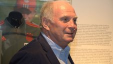 Брутален Хьонес съсипа Йозил: Слабак! Влачи се по терена от години