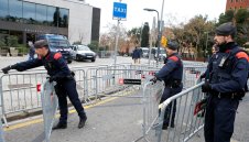 Хиляди полицаи и охранители следят за реда на Ел Класико днес