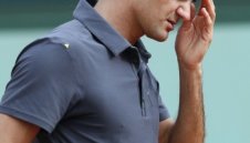 Федерер отново загуби сет, но продължава напред