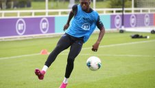 От Англия "долетяха" добри новини, Уан Бисака е аут за мача с България