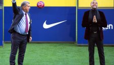 Колоритен: Алвеш с костюм, но бос на представянето + ВИДЕО