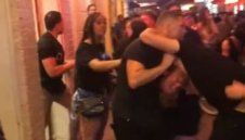 Скандално! ММА звезда преби човек на улицата, полицията го издирва + ВИДЕО