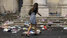 Погром в Рим! Фенове на Бетис вилняха, потрошиха и бар заради свършила бира + СНИМКИ