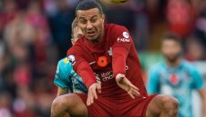 Прави се на Кроос? Тиаго Алкантара спря с футбола