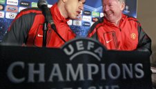 Обертан иска от Левски лукс за жена си и децата