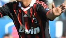 Милан обяви Роналдиньо за непродаваем