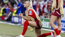 Най-горещата футболистка ще носи олимпийския факел + СНИМКИ