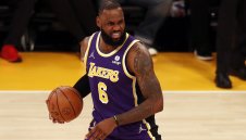 ЛеБрон пак наказа любимия Кливланд, сега с трипъл-дабъл