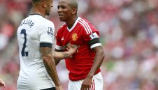 Ашли Йънг иска да рита с Блинд и Карик на малки вратички