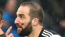 Плюят Игуаин в САЩ: За*би го този жалкар!