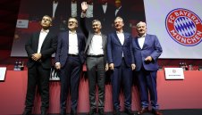 Шеф на Байерн призна: Далеч сме от Висшата лига