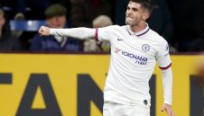 Пулишич зашемети Бърнли, Челси взе своето на "Търф Мур"