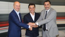 ОФИЦИАЛНО: Самолетчето ще кръжи над Милан до 2019 година