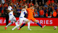 Холандия разсипа футболното джудже Люксембург