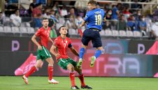 България гони първа победа