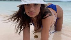 Изкусителната Емили не се спира, свали всички дрехи и излезе на балкона + СНИМКИ